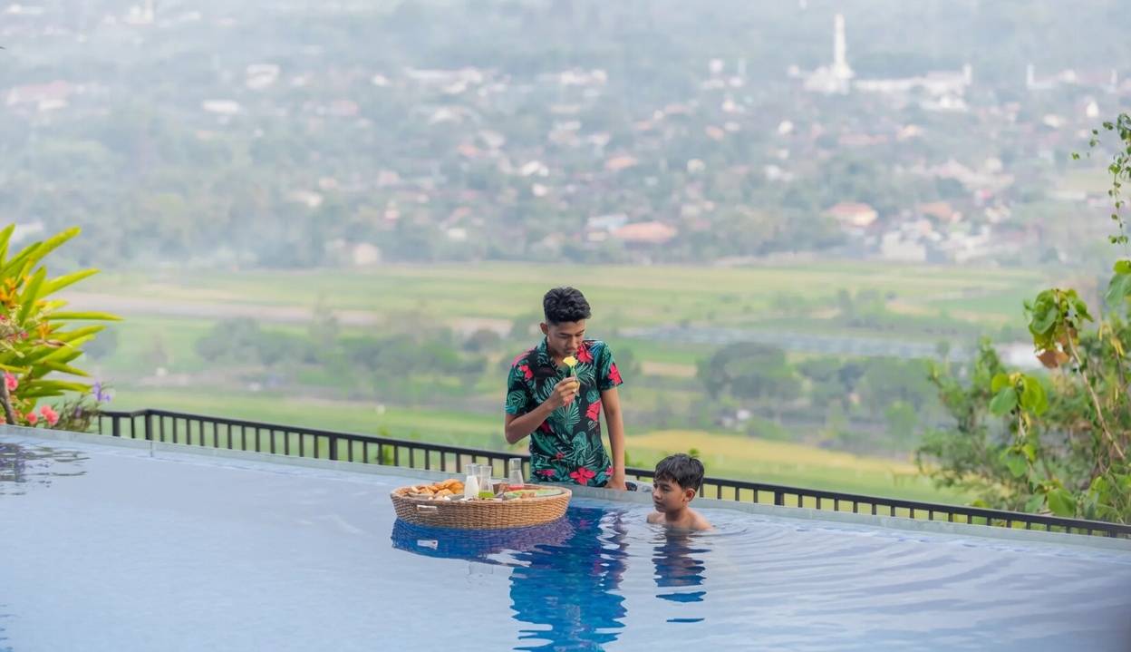 Sunken Pool Bar ramah keluarga di hotel bintang 5 Amaranta Prambanan Yogyakarta