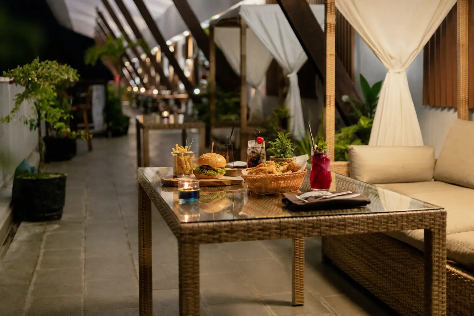 Rooftop cabana Cloud Nine untuk candlelight dinner di Amaranta Prambanan Yogyakarta