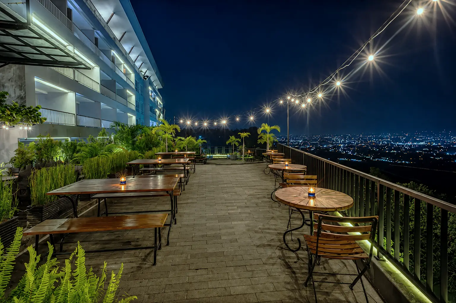 Suasana tenang hotel bintang 5 Amaranta Prambanan di atas Bukit Boko dengan pemandangan terbuka di Yogyakarta